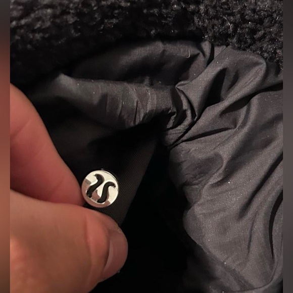 Lululemon Crossbody Fleece Bucket Bag 2.5L, Black - Silver Hardware - Picture 4 of 6